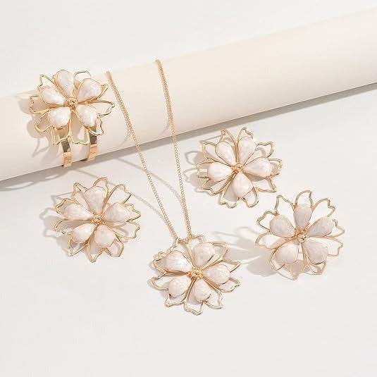 Linnea – Elegantes Schmuckset mit Blütenmotiven in Gold und Weiß