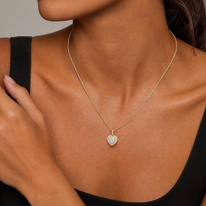 Freja – Elegante goldene Halskette mit funkeldem Herzanhänger