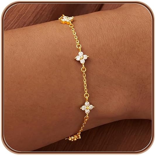Eira – Filigranes goldenes Armband mit Kleeblatt-Mmotiven