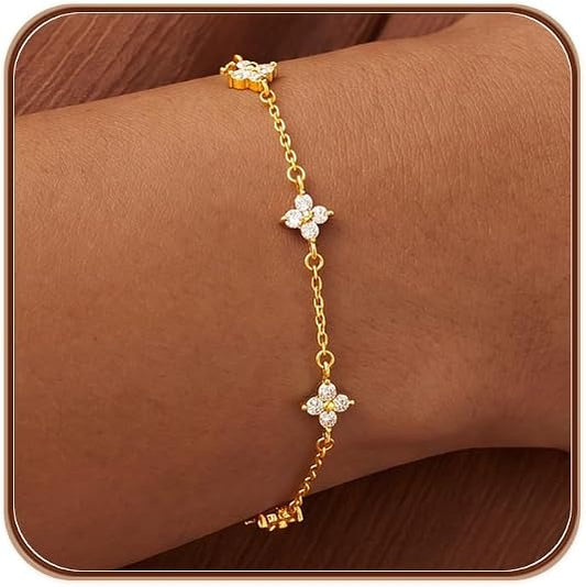 Eira – Filigranes goldenes Armband mit Kleeblatt-Mmotiven