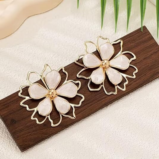 Linnea – Elegantes Schmuckset mit Blütenmotiven in Gold und Weiß
