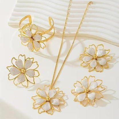 Linnea – Elegantes Schmuckset mit Blütenmotiven in Gold und Weiß