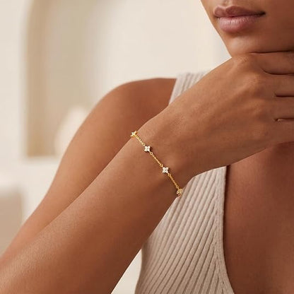 Eira – Filigranes goldenes Armband mit Kleeblatt-Mmotiven