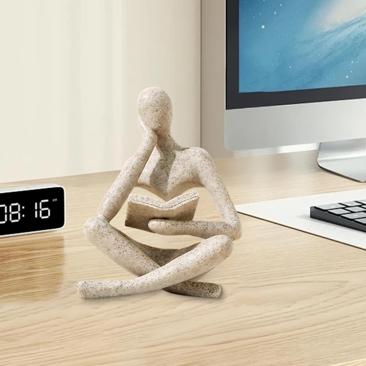 Astrid – Abstrakte Skulptur „Lesende Figur“ aus Sandstein-Optik