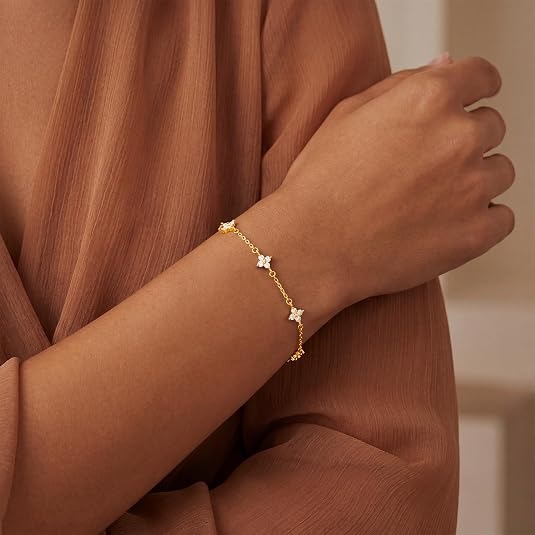 Eira – Filigranes goldenes Armband mit Kleeblatt-Mmotiven