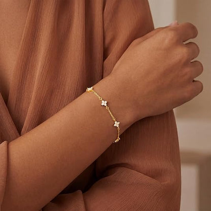 Eira – Filigranes goldenes Armband mit Kleeblatt-Mmotiven